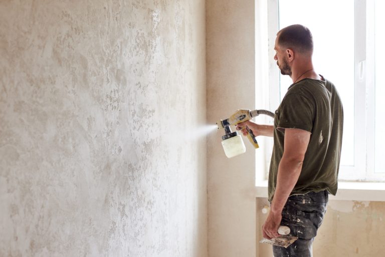 Préparer un mur en plâtre avant de le peindre